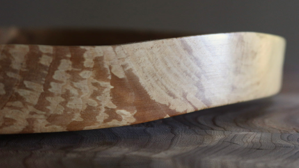 Fad drejet i vådt træ, hvilket har medført udsving i formen