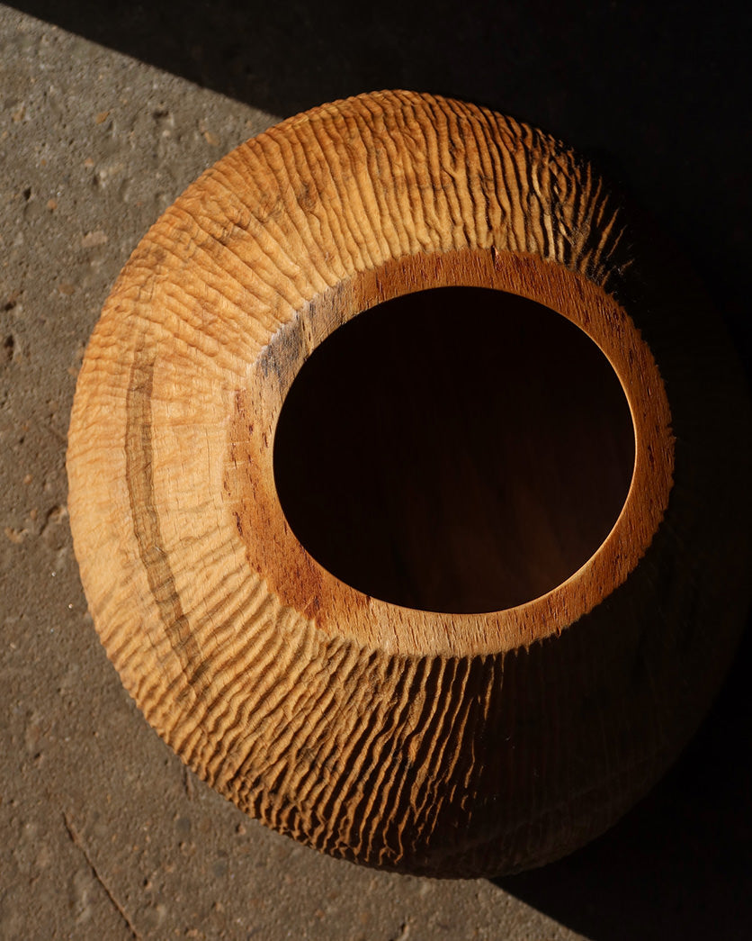 Tekstureret vase I bøg