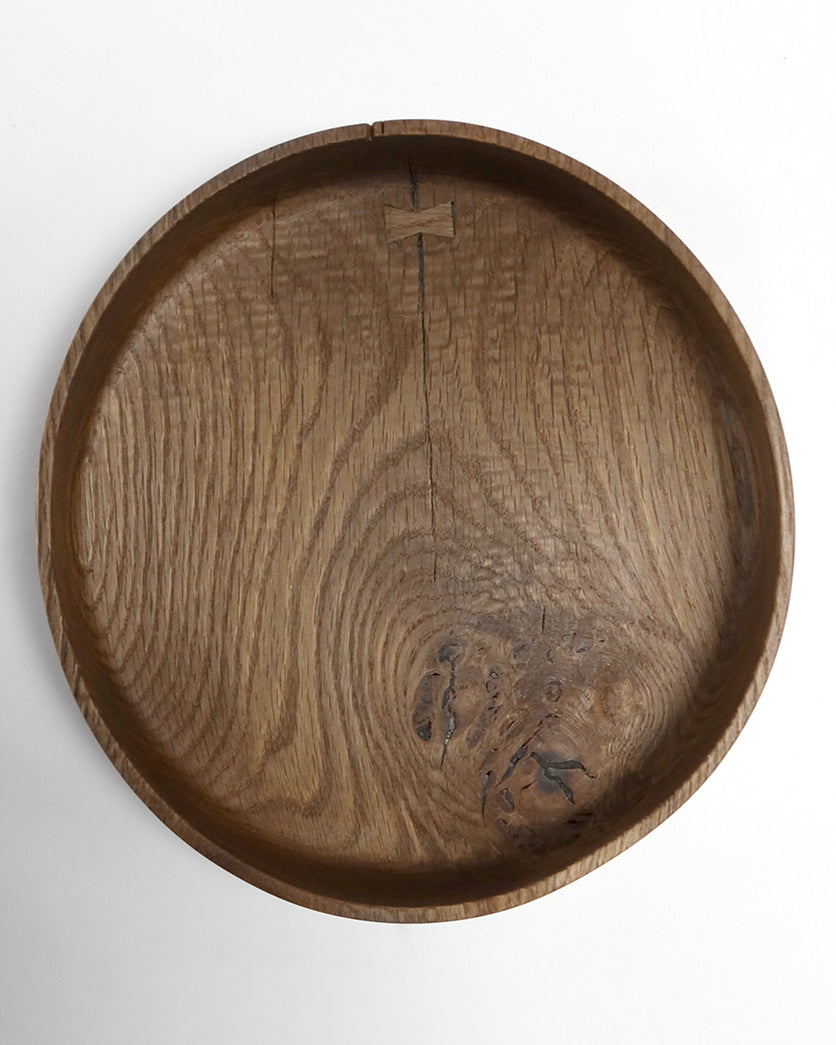 Fad i røget eg med sommerfugl