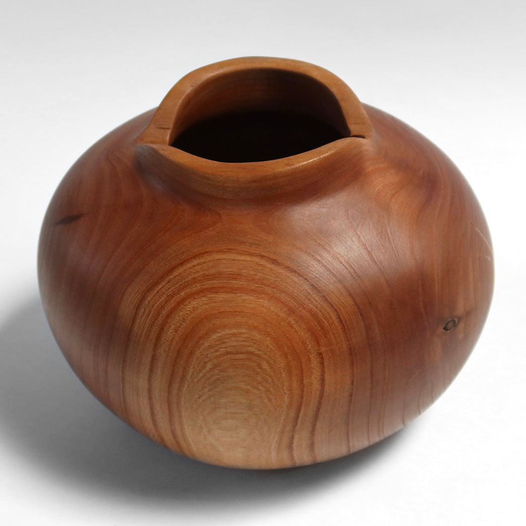 Vase drejet i vådt kirsebærtræ