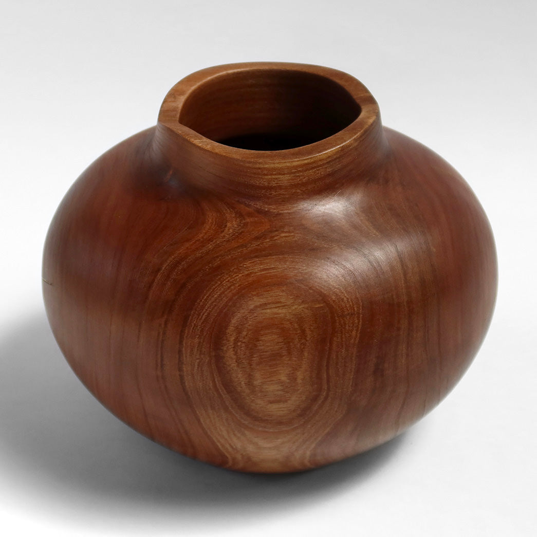 Vase i kirsebærtræ