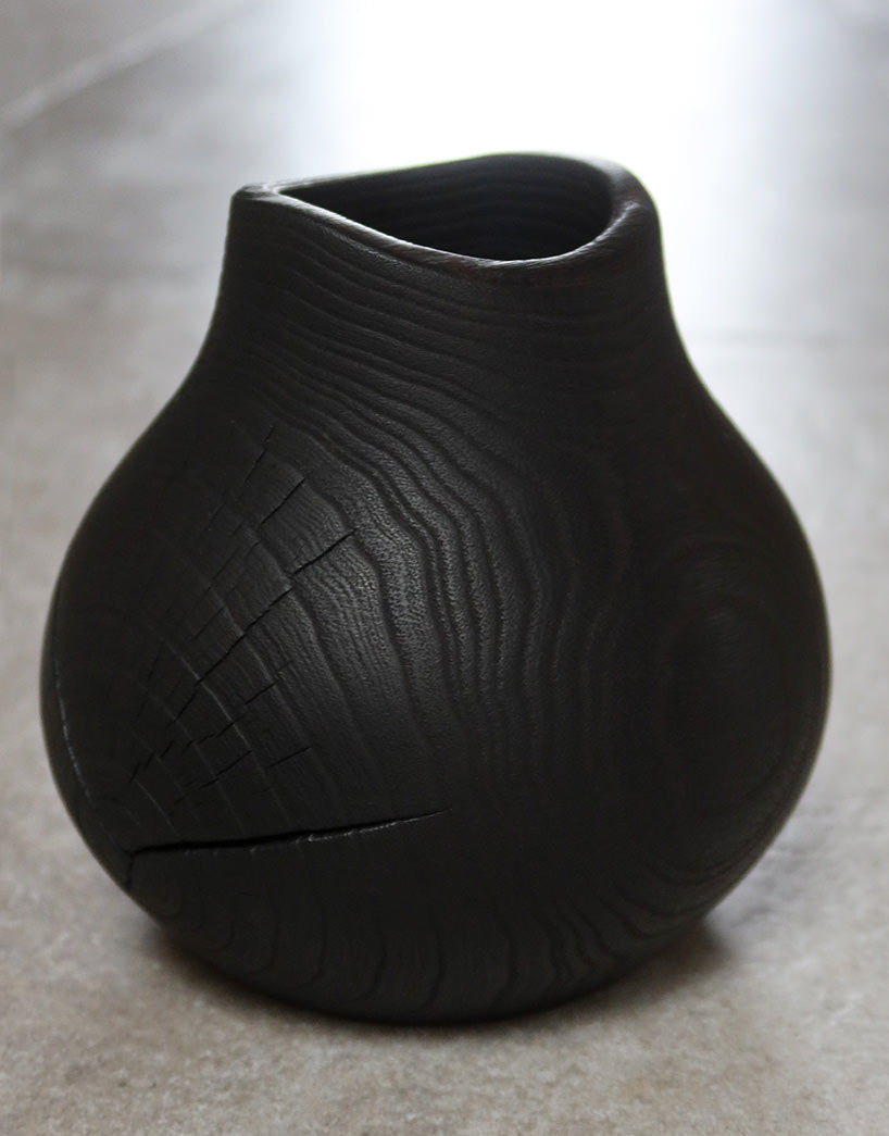 Vase I brændt træ