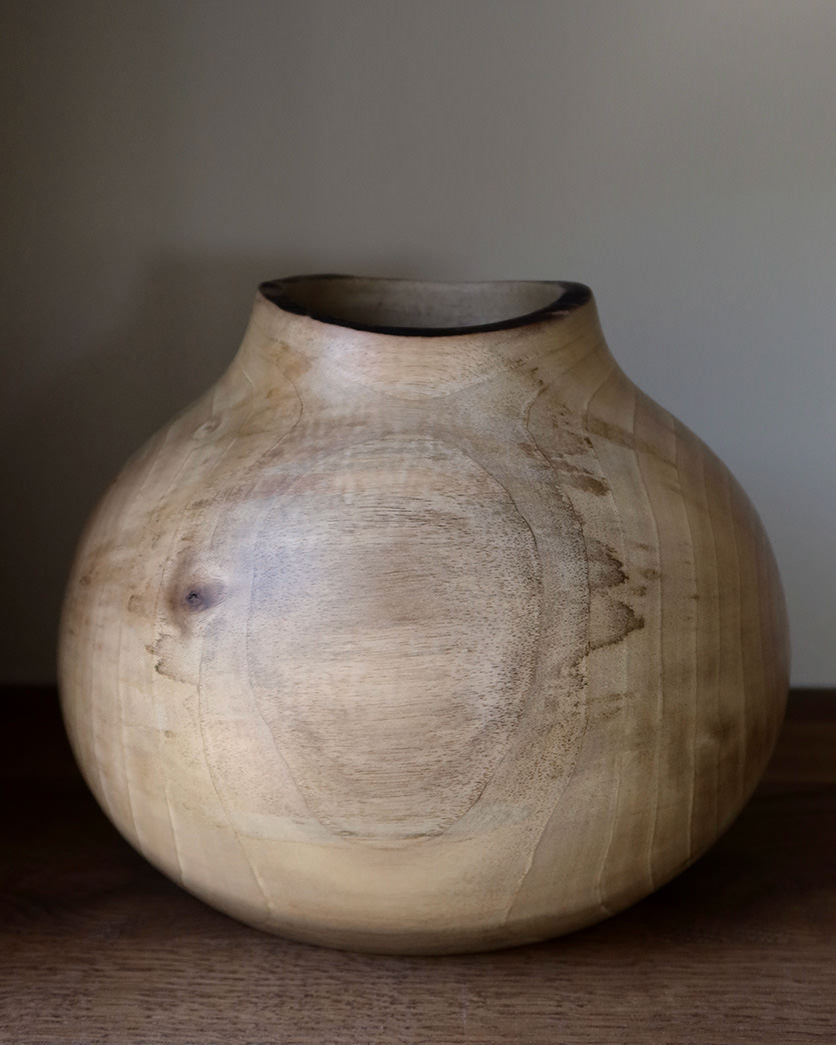 Vase i europæisk valnød