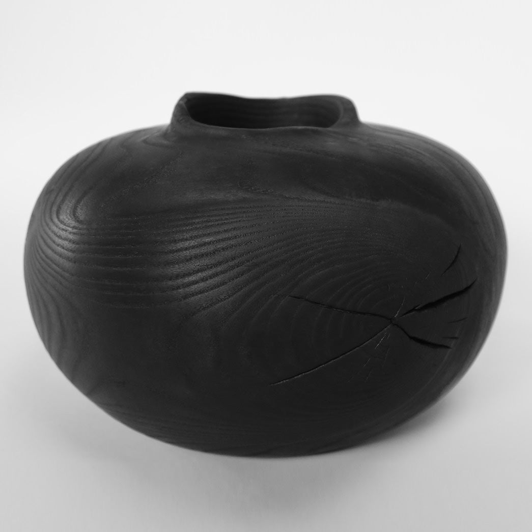 Vase i ask med brændt overflade