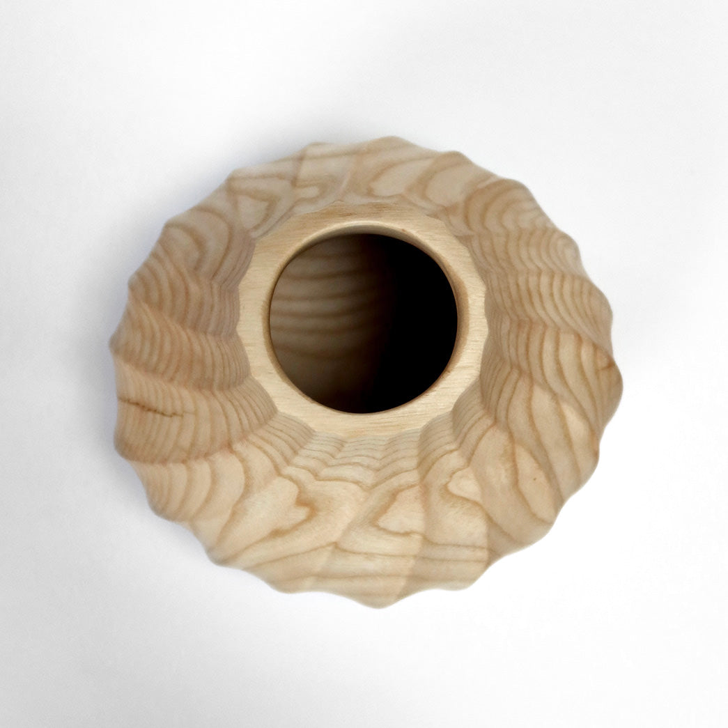 Tekstureret vase i asketræ