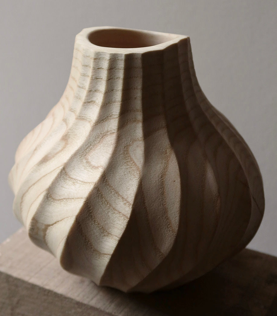 Vase med spiralform tekstureret