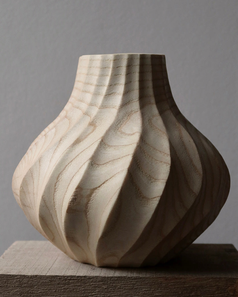 Tekstureret vase i asketræ