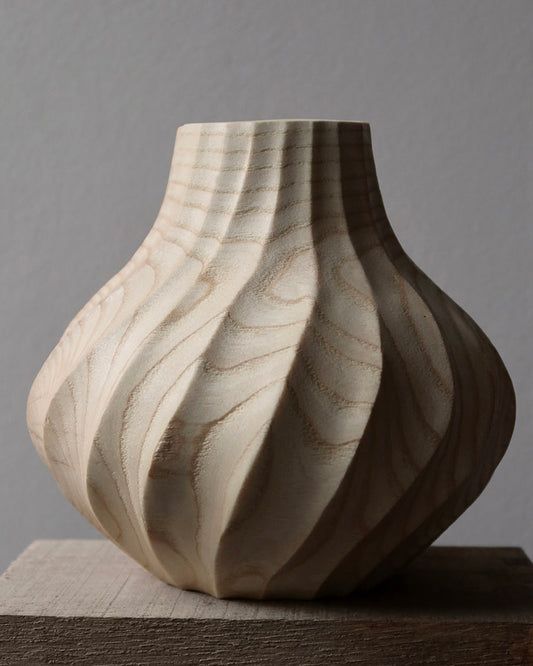 Tekstureret vase i asketræ