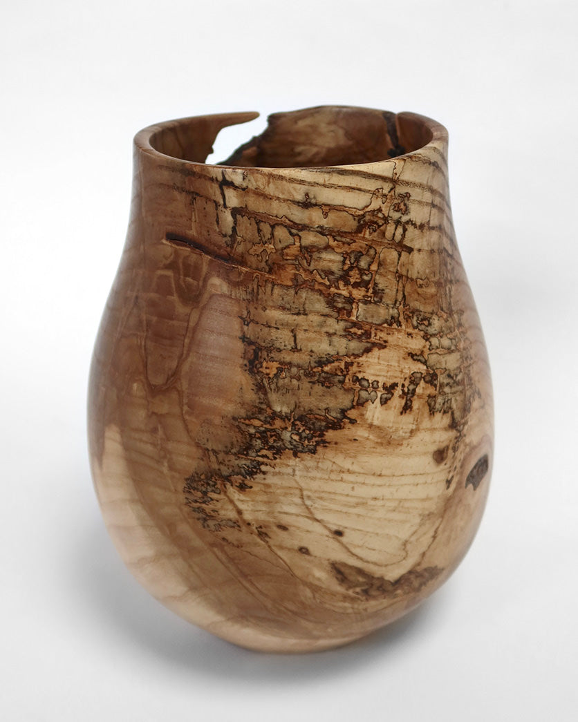 Vase drejet i roden af et asketræ