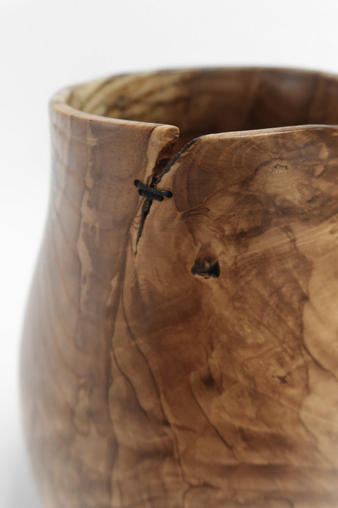 Vase i askerod med syninger