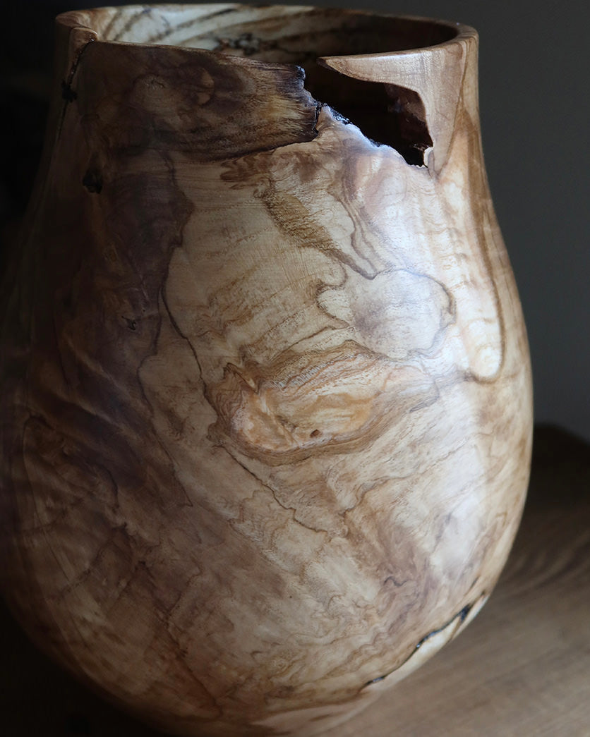 Vase i askerod med unikke åretegninger