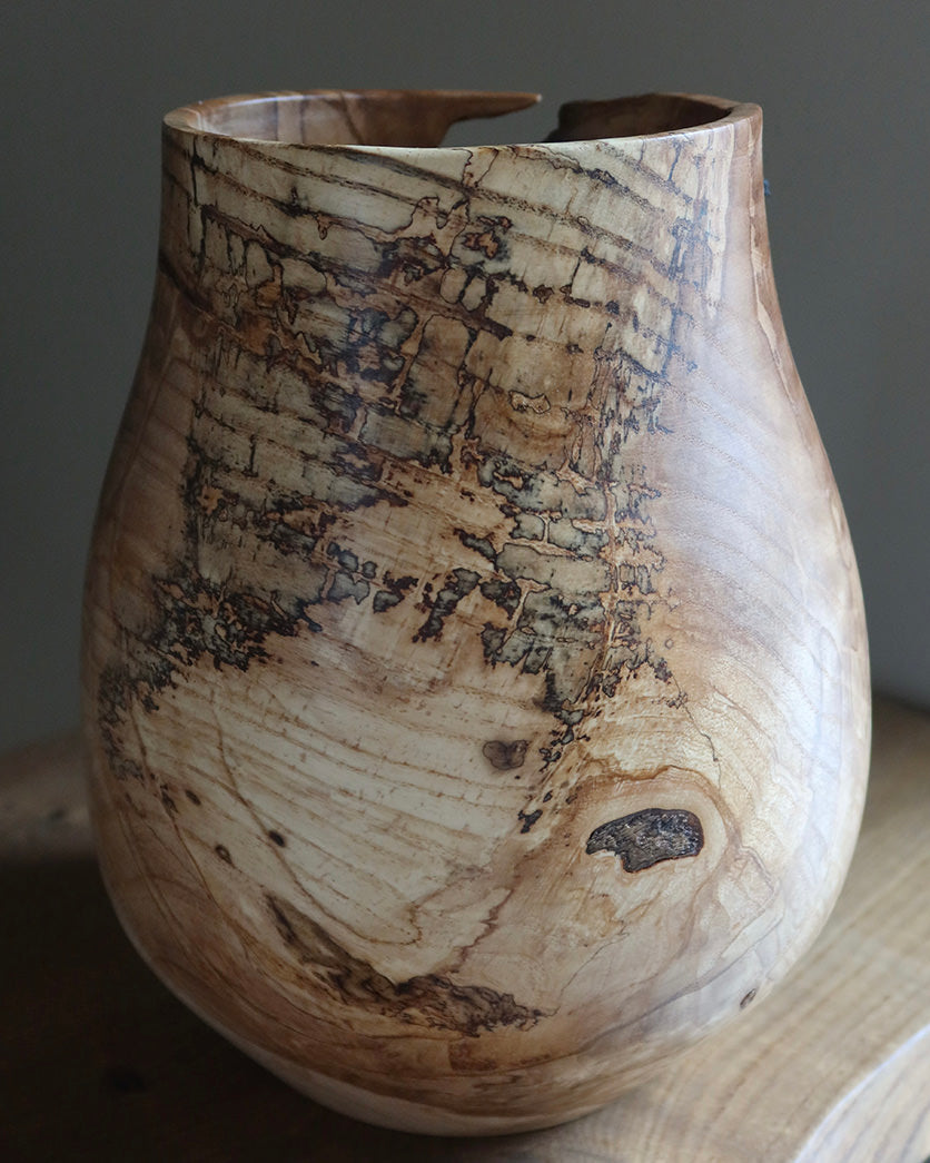 Vase drejet i roden fra et asketræ