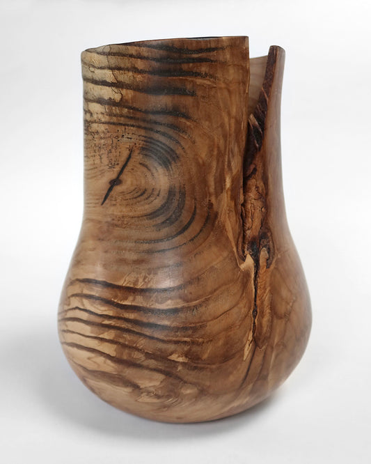 Skulpturel vase i drejet askerod