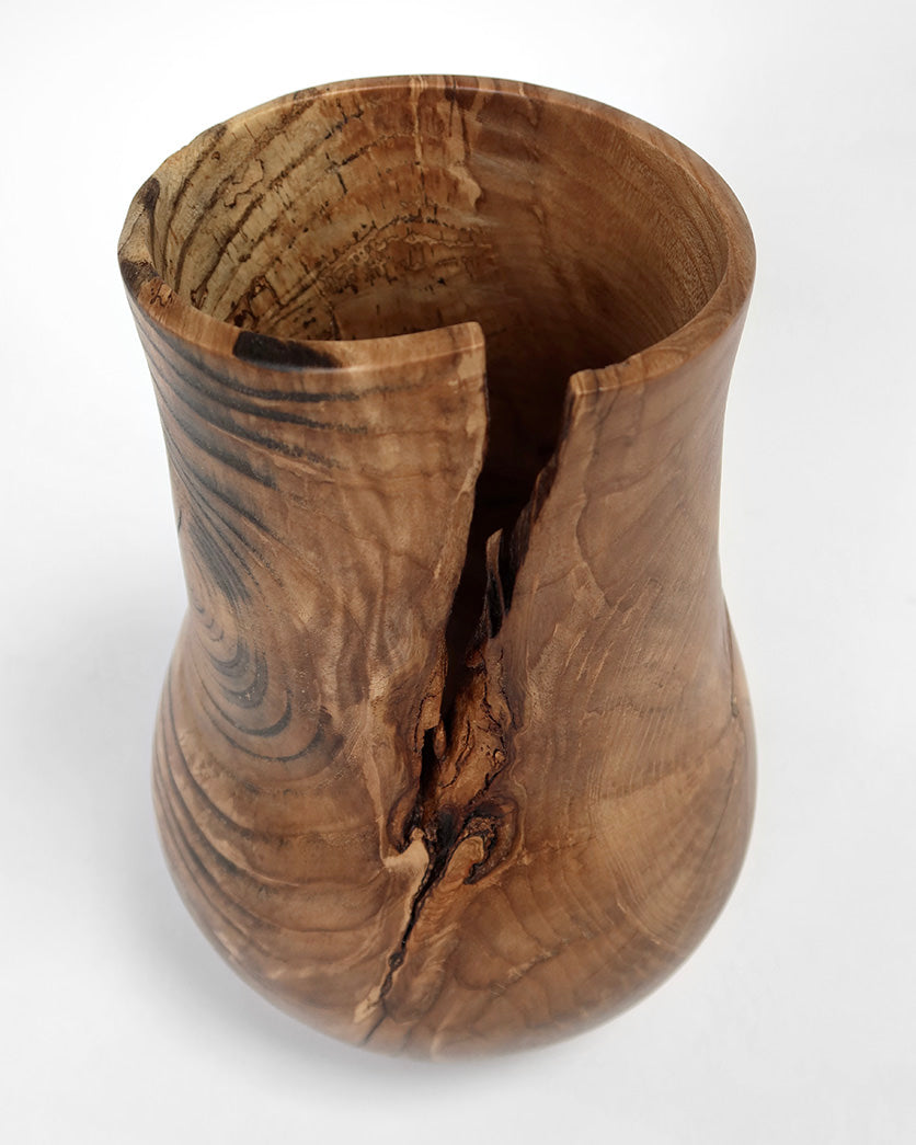 Vase i askerod med høj hals