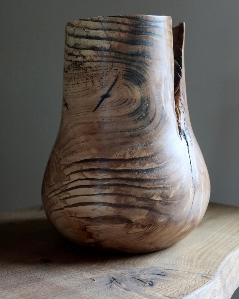 Vase i askerod med unikke åretegninger