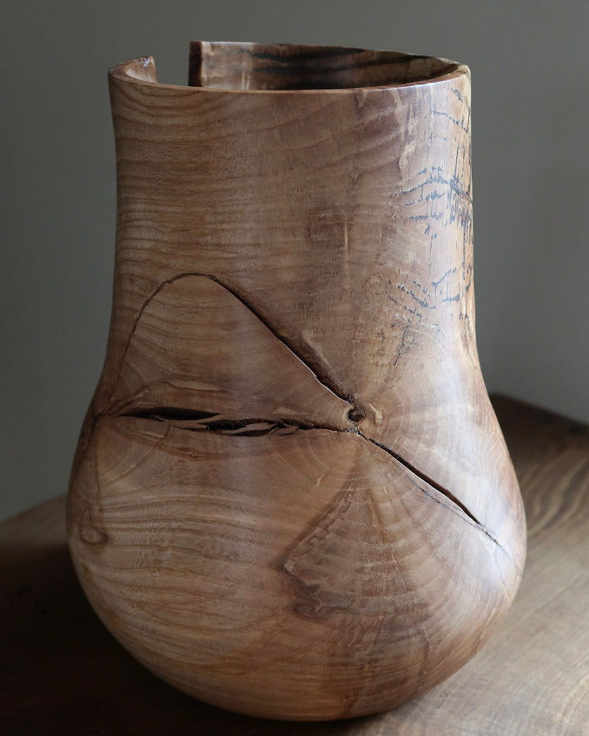 Vase i askerod med høj hals