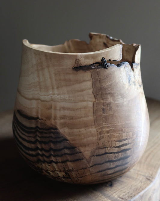 Vase med sorte aftegninger