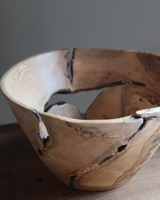 Skulpturel skål drejet i askerod