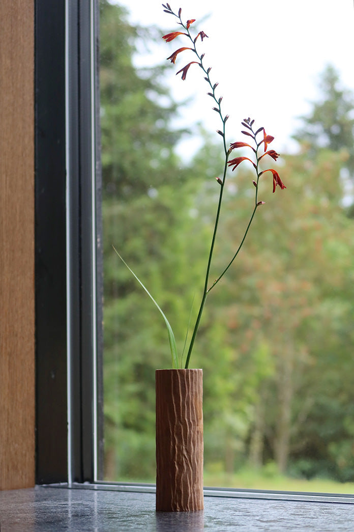 Vase I ahorn med blomst