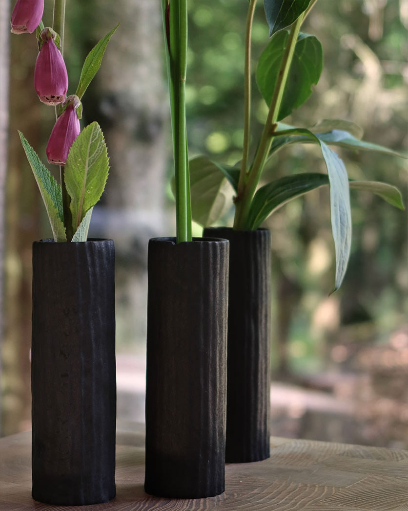 Brændte vaser med blomster