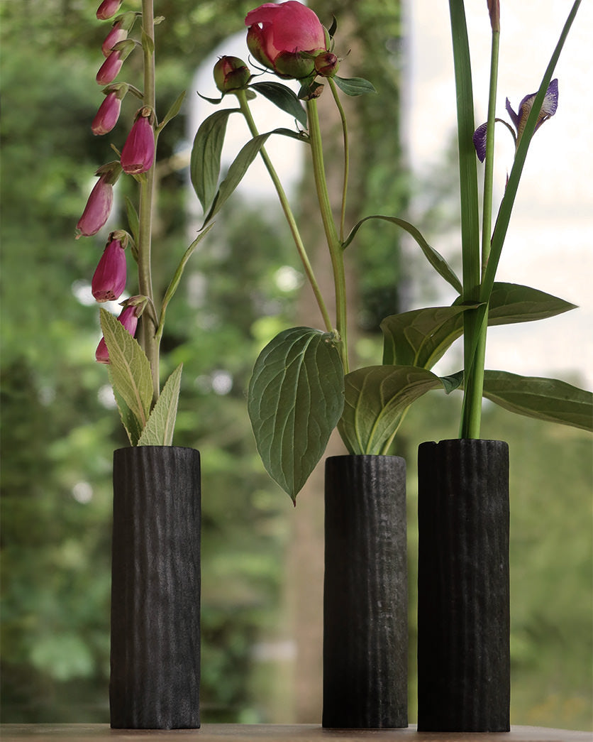 Teksturerede brændte vaser med sommerblomster