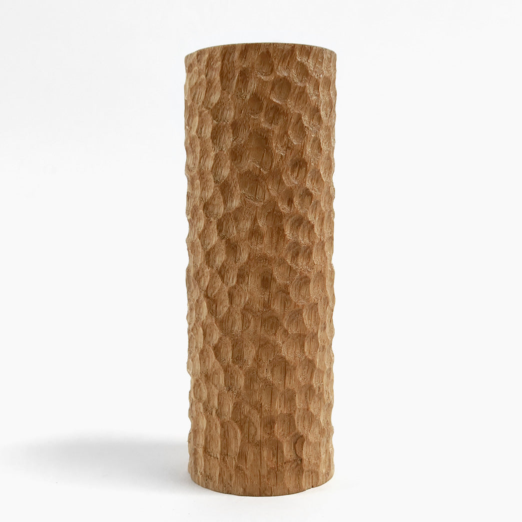 Cylinderformet vase i eg med chipudskæringer