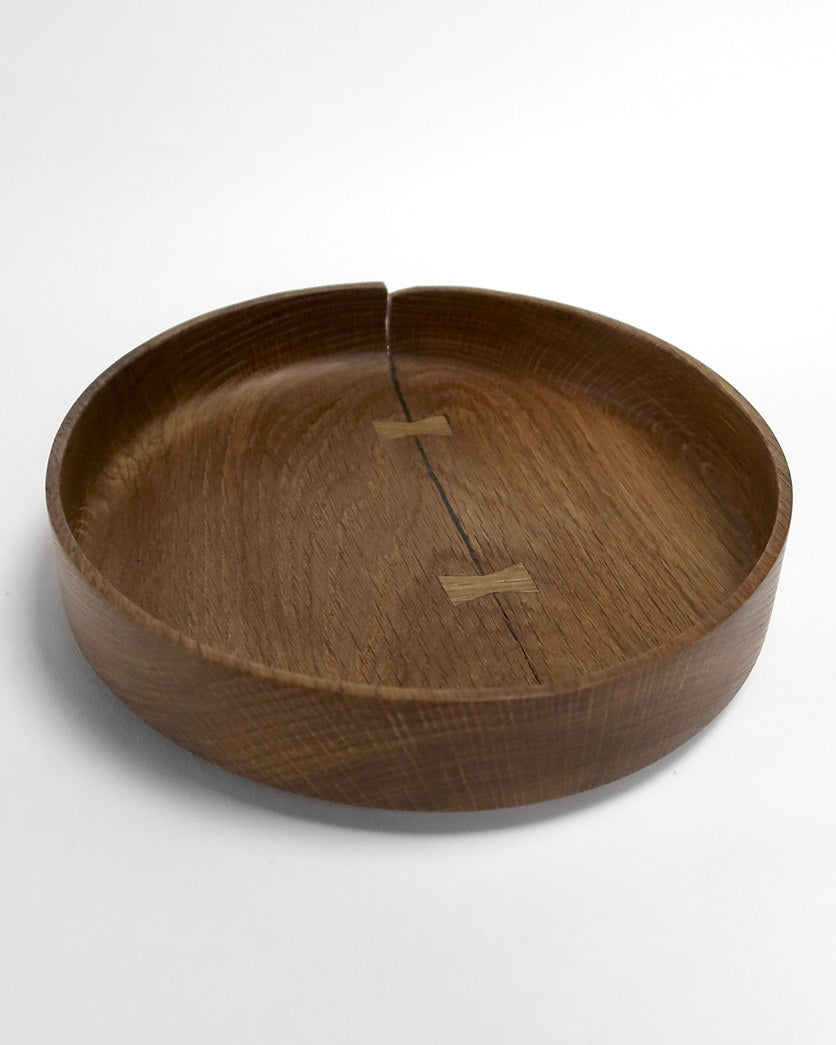 Fad i røget eg med sommerfugle