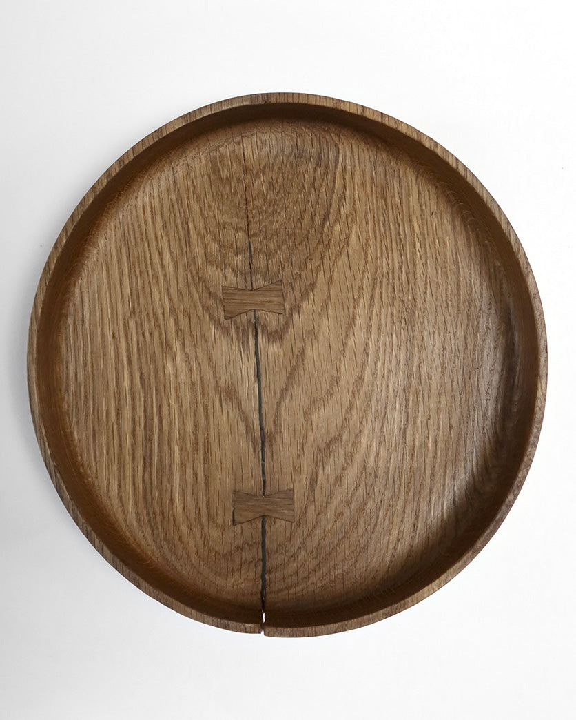 Fad i røget eg med sommerfugle