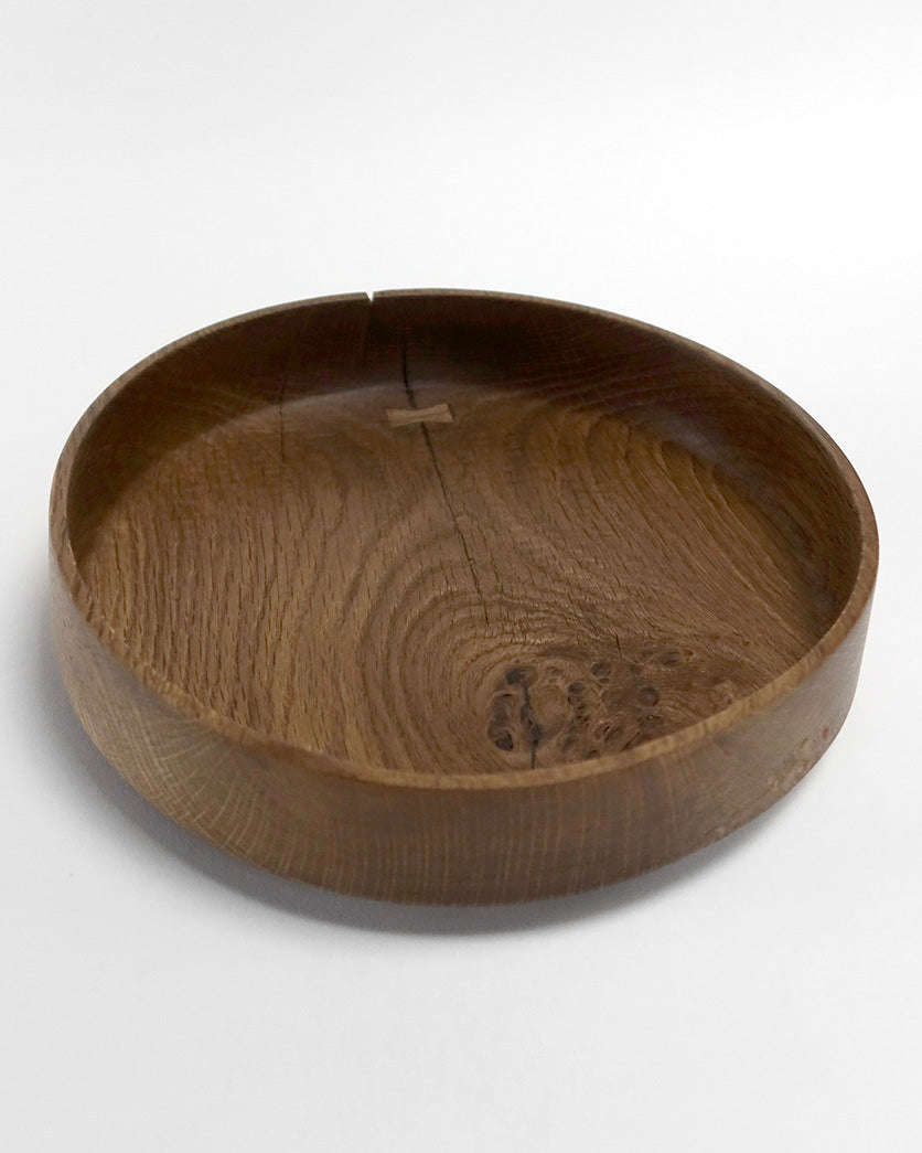 Fad i røget eg med sommerfugl