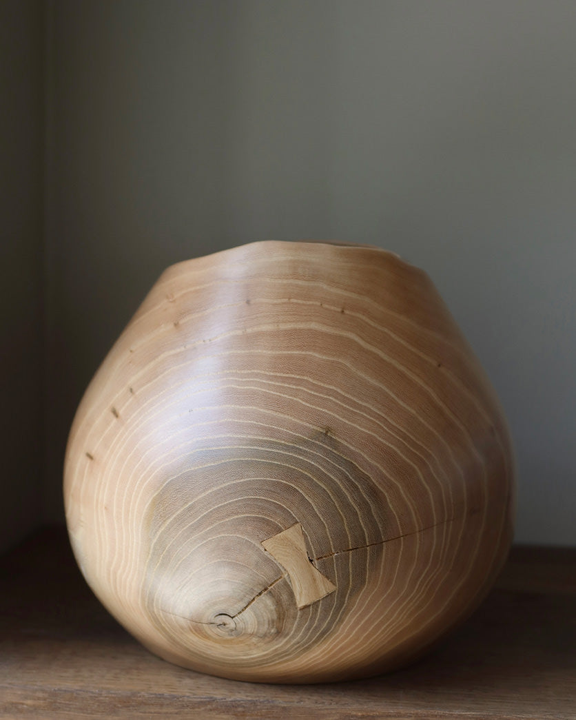 Vase I elm med sommerfugle-indlæg