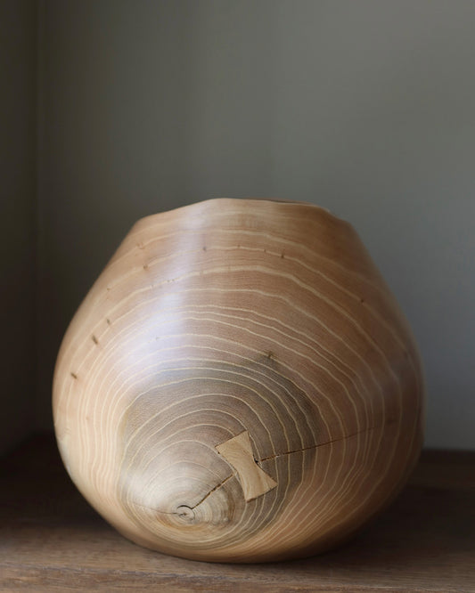 Vase I elm med sommerfugle-indlæg