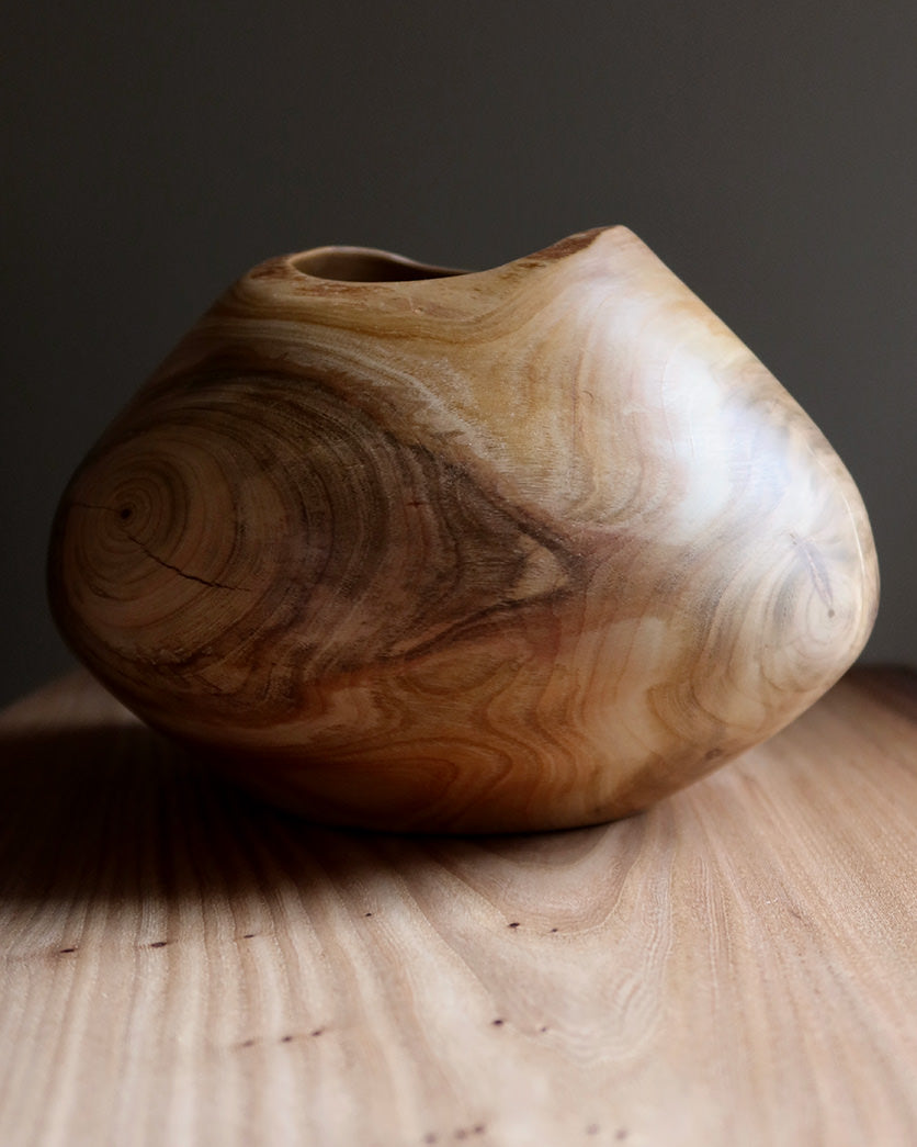 Trævase med unikt åremønster