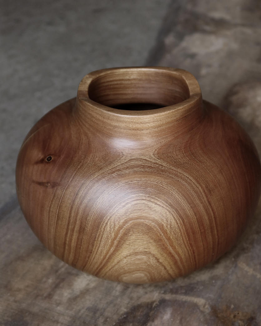 Vase drejet i kirsebærtræ