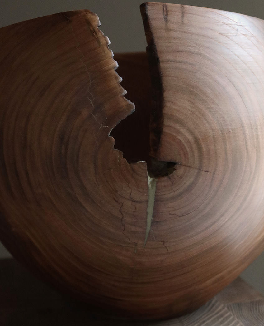 Kirsebærvase med revne udfyldt med messing