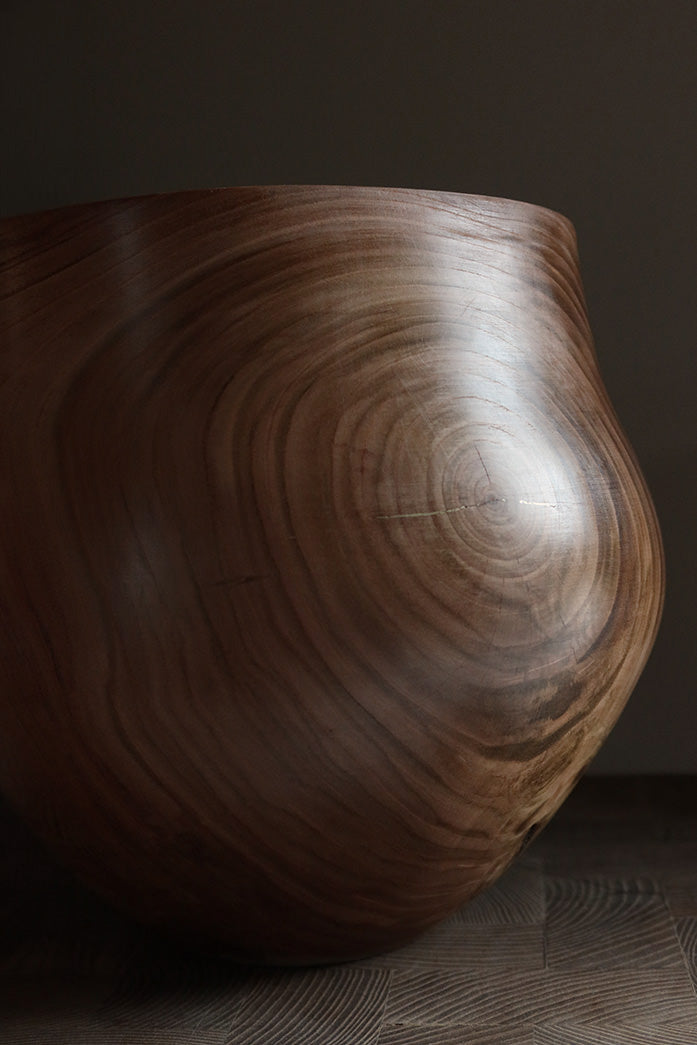 Stor vase i kirsebærtræ