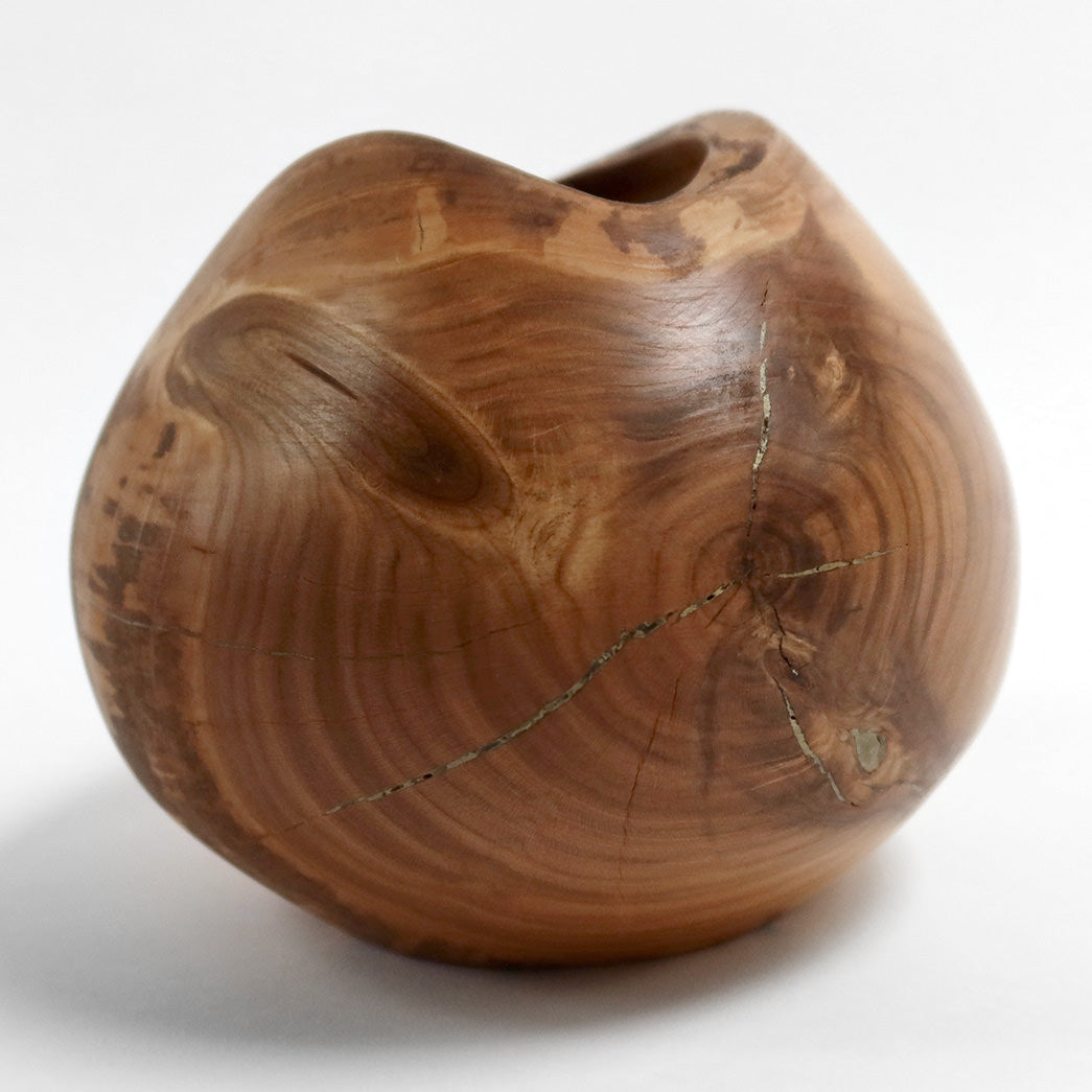 Vase drejet i kirsebærtræ med messing
