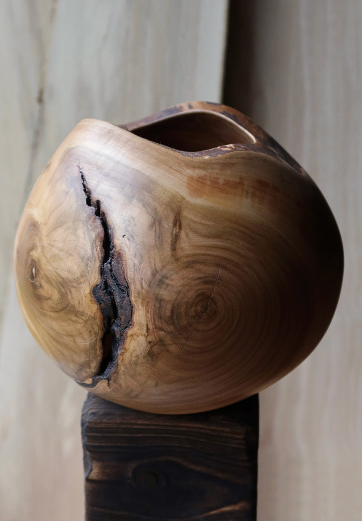 Vase i kirsebærtræ til boligindretning