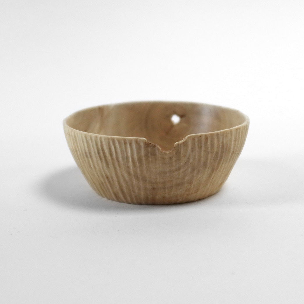 Lille skål i lys valnød med graveringer