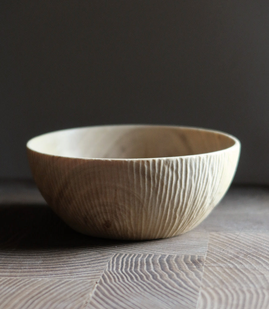 Lys valnød skål med udskæringer