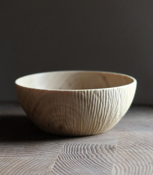 Lys valnød skål med udskæringer