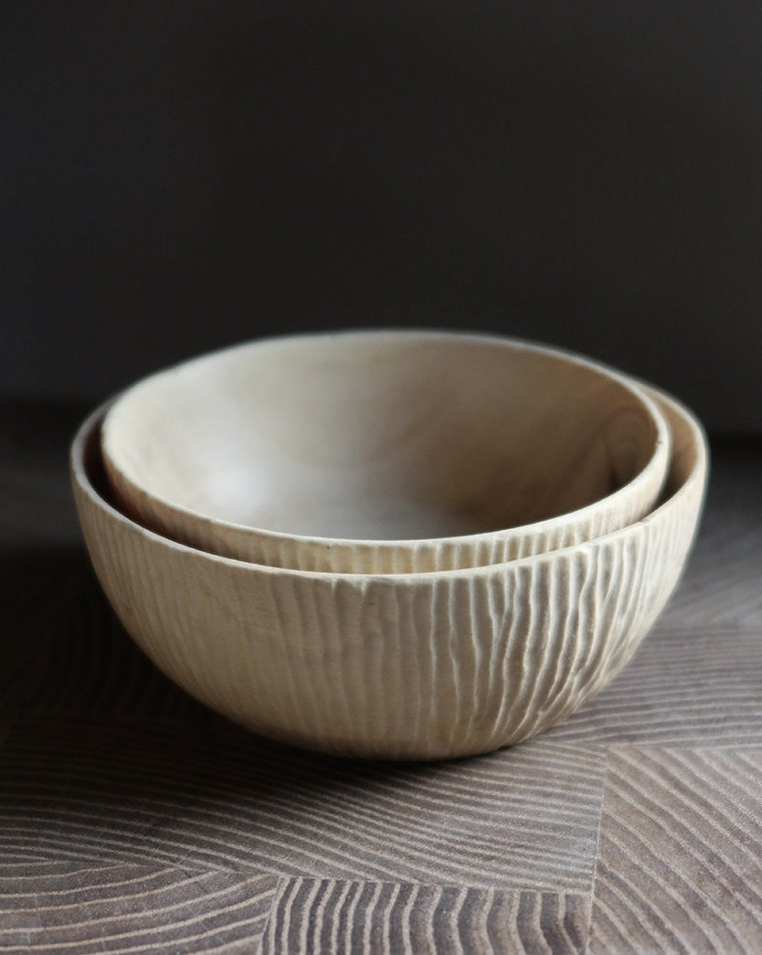 Hånddrejede skåle i lys valnød