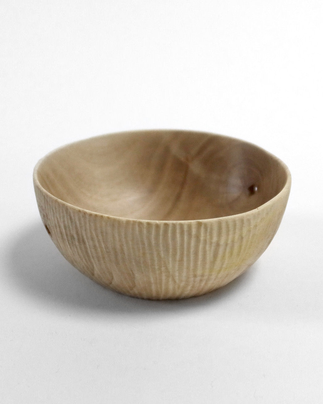 Skål i lys valnød med graveringer