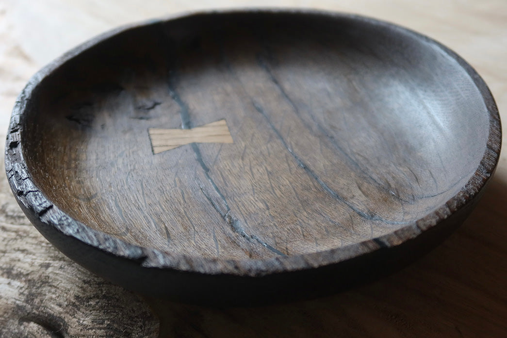 Skål drejet i moseeg med sommerfugle-indlæg