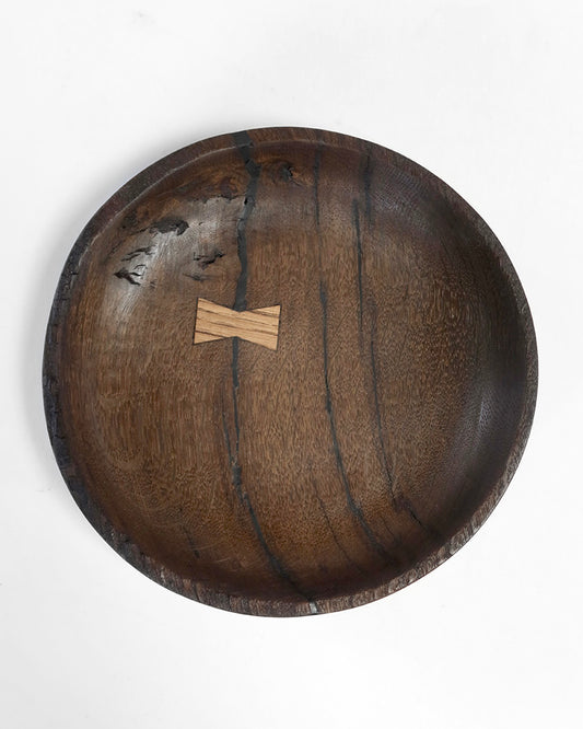 Skål i moseeg med sommerfugl