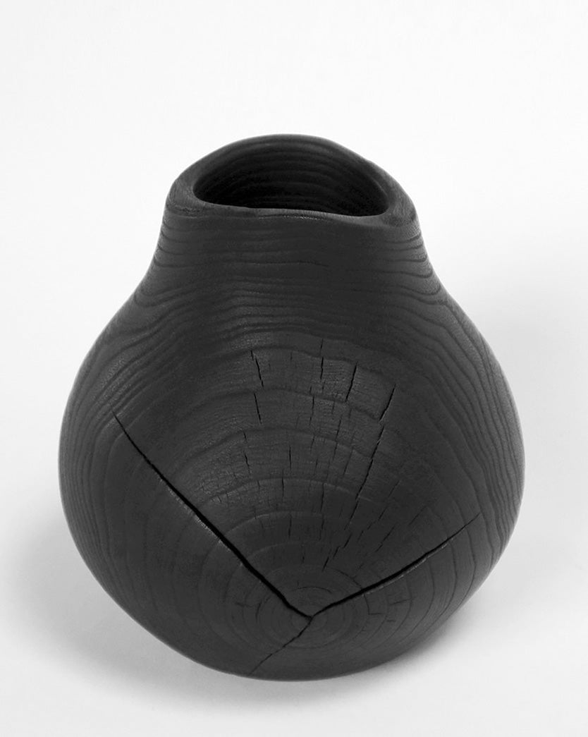 Vase med brændt overflade