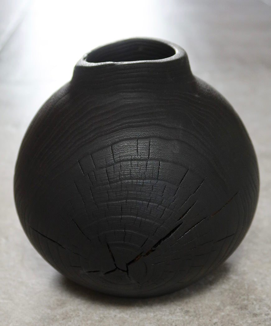 Robinie vase med brændt overflade