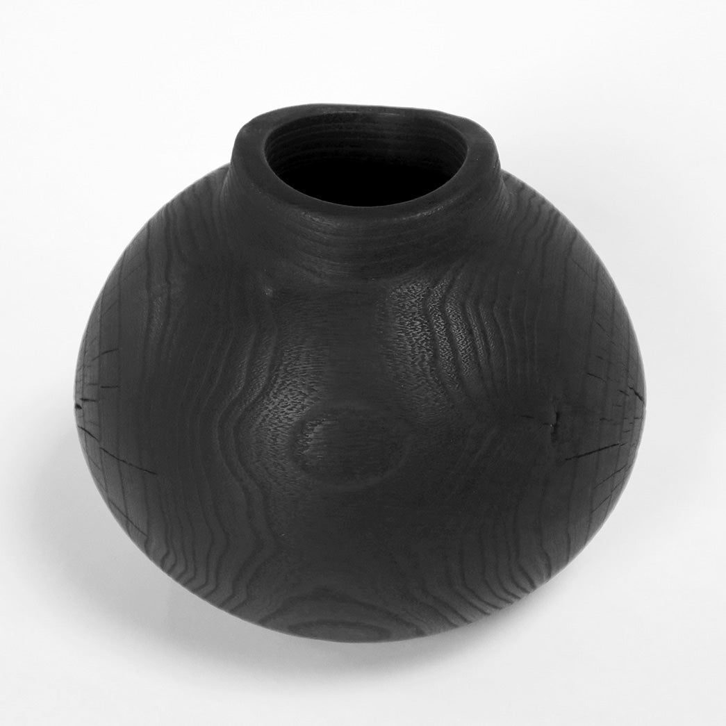 Vase med brændt overflade