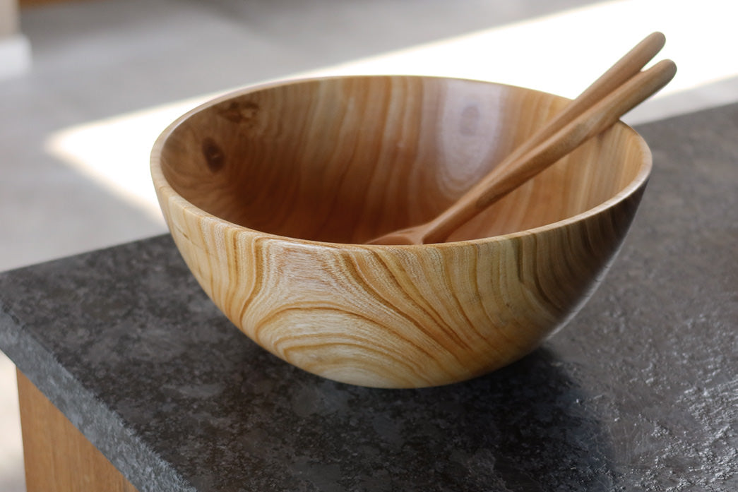 Matchende sæt salatskål og salatskeer i træ