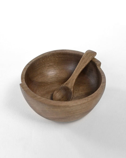 Saltkar med ske i europæisk valnød