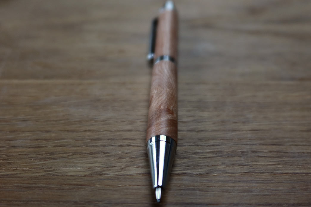 Stiftblyant i elm med sølv detaljer